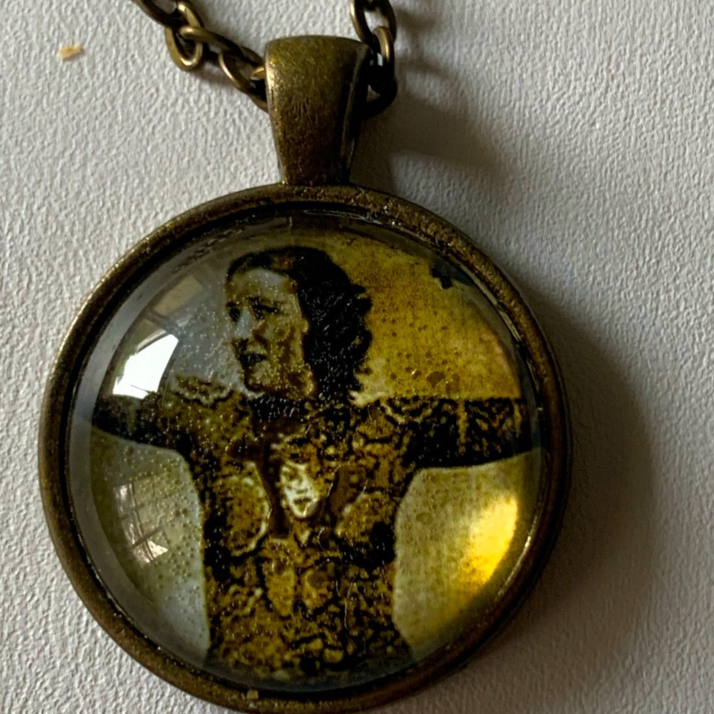 Necklace tattoo Performer